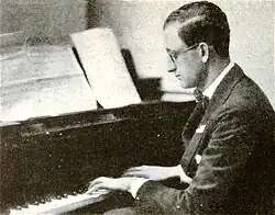 Dieses Foto in schwarzweiß aus dem Jahr 1921 zeigt Louis Silvers am Klavier und spielend.