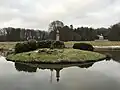 Louisenteich im Park von Schloss Ludwigslust mit Denkmal Helena Pawlowna um 1810 von Franz Pettrich gestaltet