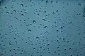 Sehr ähnliche Grundelemente (Wassertropfen) mit großen, unregelmäßigen Abständen.