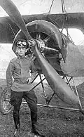 Der russische Fähnrich Aleljuchin vor einer Morane-Saulnier L