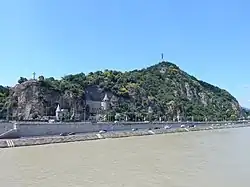 Blick vom Pester Donauufer auf die Statue