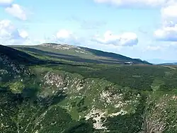 Luční hora und Luční bouda von der Schneekoppe aus