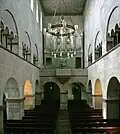 Blick vom Altarraum durch das Langhaus