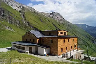 NW-Seite der Lucknerhütte mit Blick zu Medelscharte und -spitze