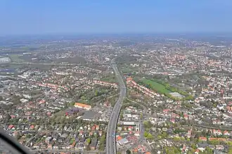 Auto­bahn­dreieck Oldenburg-West (oben) und An­schluss­stellen Oldenburg-Haarentor (unten); oben rechts die A&nbsp;293