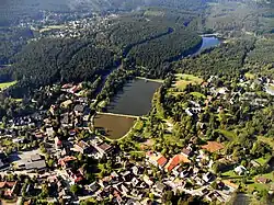 Hahnenkleer Ortskern mit Kurpark, dem Oberen und Unteren Kranicher Teich. Etwas weiter hinten erkennt man den Kuttelbacher Teich.