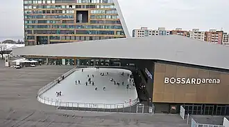 Die Oym Hall mit altem Namen im Vordergrund, dahinter steht das Uptown-Hochhaus.