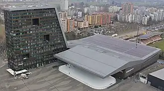 Auf der Luftaufnahme sieht man rechts die Oym Hall und links das Uptown-Hochhaus