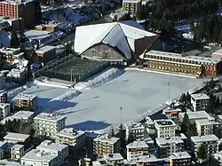 Das Eisstadion und die Natureisbahn