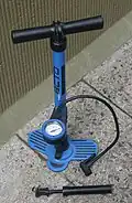 Luftpumpen für Fahrräder oben: Standpumpe unten: kleine Doppelhub-Handpumpe