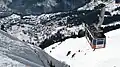 Die Luftseilbahn Wengen–Männlichen (LWM) unterwegs Richtung Wengen