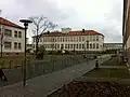 Blick in die südliche dreiflügelige Schulanlage, im Innenhof der Geologische Garten