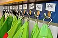 Hakenleiste mit Kleiderhaken in einer niederländischen Grundschule