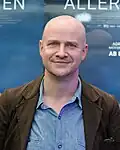 Lukas Miko spielt Max de Crinis