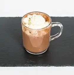 Eine mit Lumumba gefüllte Tasse