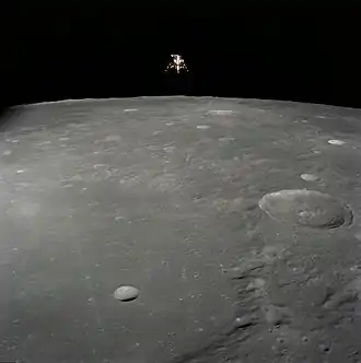 Die Apollo-12-Mondlandefähre Intrepid am 19. November 1969. Der helle Krater am rechten oberen Rand ist Mösting A.