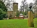 Die Victor-Hugo-Büste, im Hintergrund die Villa Louvigny