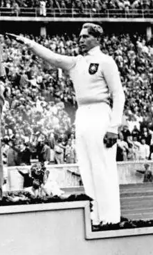 Nach Silber bei den Olympischen Spielen 1936 (auf dem Foto bei der Siegerehrung 1936) nun Bronze für Luz&nbsp;Long