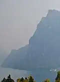Die Exklave Bürgenstock vom Vierwaldstättersee aus gesehen. Am rechten Bildrand (Westen) ist der Ort Kehrsiten zu sehen, der bereits zum Kanton Nidwalden (Gemeinde Stansstad) gehört.