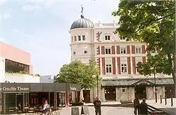 Crucible Theatre (links) und Lyceum Theatre (rechts) im Jahre 2006
