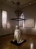 Ausstellungsraum mit Seiden des 18. Jahrhunderts