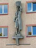 …mit Wäscherin-Statue
