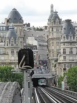 Blick über die Seine auf die Station Passy, modernisierter Zug der Baureihe MP&nbsp;73, 2007