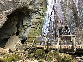 Eingangsportal der Höhle von Môtiers