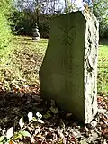 Inschrift Gedenkstein RS: Dem Gedenken der Toten aus den Familien Amberg / Nordheim / Busack / Bendheim / Stern / Meyerhoff – Ihre Seelen seien eingebunden in den Bund des Ewigen Lebens.