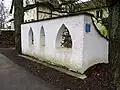 Die Mauer an der Bahnhofstraße 12 ist ein Nachbau eines Mauerstücks des „Klösterl“ in Kelheim.