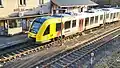 Nachschuss auf den um 15:50 Uhr als RB 45 in Richtung Gießen ausfahrenden Zug 24826 (2. Zugteil: HLB LINT 41 VT 630 (648 030+530), 1. Zugteil HLB LINT 41 VT 603 (648 003+503), bereits rechts außerhalb des Bildes) auf Gleis 1 des Bahnhofs Mücke (Hess), planmäßige Abfahrtszeit 15:46 Uhr. Hinter dem großen, geringfügig vorgebauten Fenster das Stellwerk Mf, von dem der Bf Mücke (Hess) gesteuert und der Bf Reiskirchen fernbedient wird.