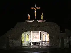 Illuminierter Kalvarienberg bei der Kirche St. Bonaventura in Mühlen (Steinfeld)
