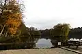 Der Weiher der Holtmühle wird vom Mühlenbach durchflossen