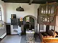 Altar mittig, Kanzel links und Orgel rechts
