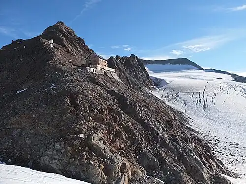 Die Müllerhütte vor dem Wilden Freiger 2012. Der Hauptgipfel ist verdeckt. Rechts hinten der Signalgipfel.