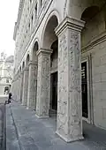 Säulen an der Nordfassade der Nationalbank Zürich