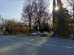 ehemaliger Standort hinter den Autos (links der Bahnübergang)