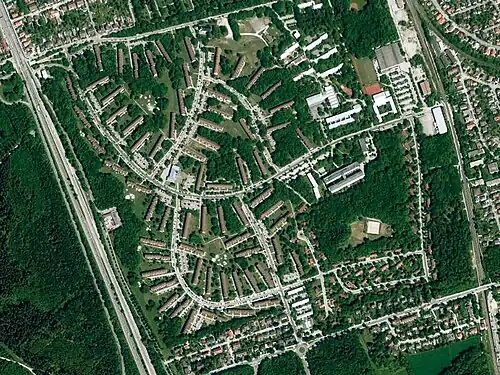 Die Grenzen des Areals im Luftbild (2012): oben im Norden die Lincolnstraße, unten die Fasangartenstraße, links im Westen Autobahn/Tegernseer Landstraße, rechts die S-Bahn-Trasse