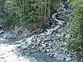 Mündung des Berglibachs in den Sernf (linker Zufluss bei Matt)