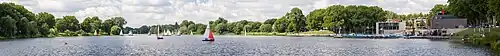 Übung des Segelclubs Hansa Münster bei gutem Wetter auf dem Aasee; rechts der Anleger, die Aaseetreppen und Gastronomie