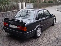 Heckansicht des 325i mit M Technic-Sportpaket