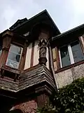 Holzfigur am Haus