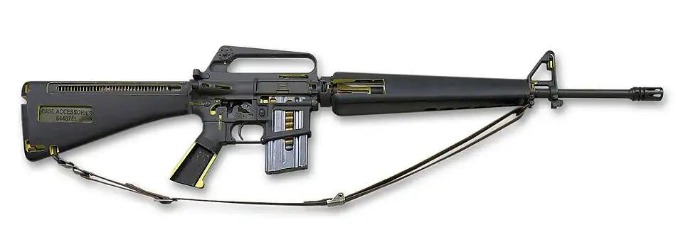M16A1 Schnittmodell. Das Gewehrreinigungsset ist in der Schulterstütze verstaut.