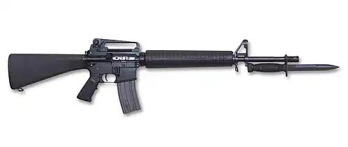M16A4 mit aufgepflanztem Bajonett