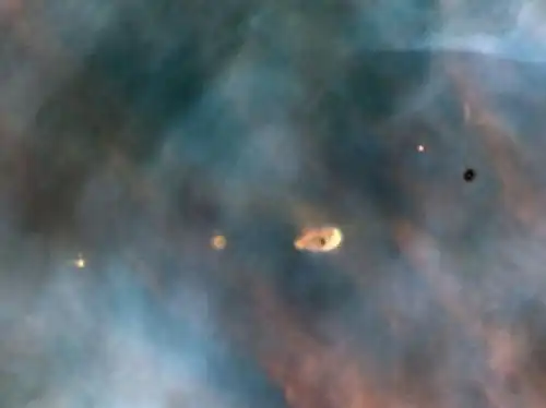 Aufnahme entstehender Sterne mit Proto­plane­ta­ren Scheiben (orange und schwarz) im Orion­nebel durch das Hubble-Weltraumteleskop, 1994