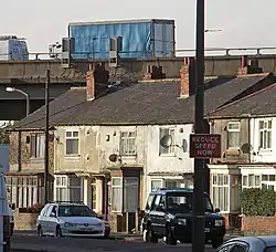 Wohnhäuser und Motorway M5 in Smethwick