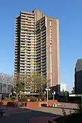 Turmfassade und Außenanlage