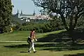 Golfplatz mit Blick auf das Hauptquartier der spanischen Luftstreitkräfte