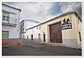 Fassade mit Werbung für Nitrato de Chile auf dem Platz Calvo Sotelo.