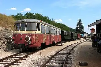 Schlepptrieb­wa­gen der Härts­feld­bahn mit Mit­tel­puf­fer- und Re­gel­kupp­lung, letz­te­re dien­te der Be­för­de­rung auf­ge­bock­ter Normalspur­gü­ter­wa­gen